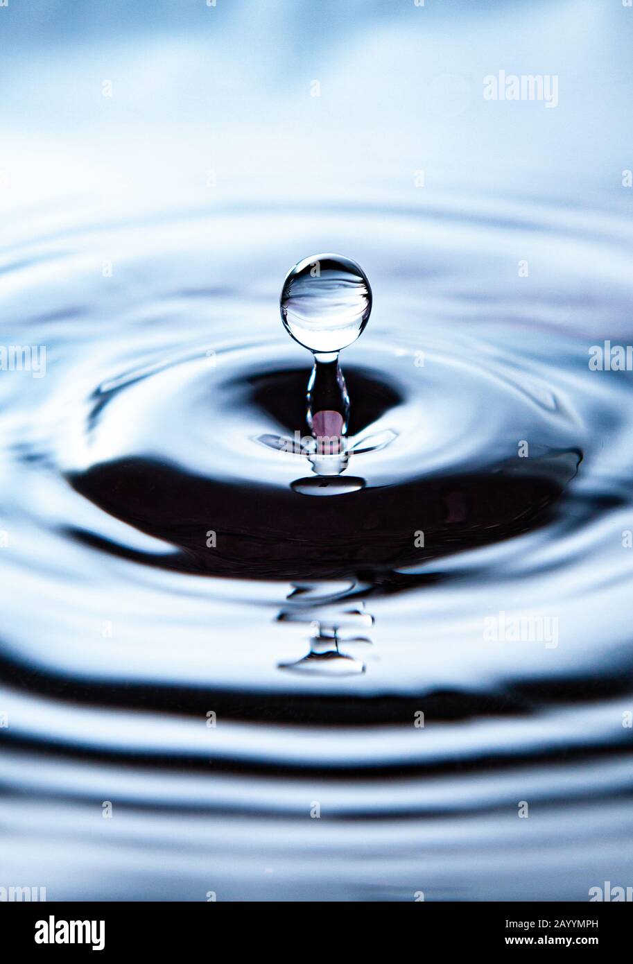 Goccia d'acqua che rimbalza dopo che ha colpito la superficie dell'acqua. Foto Stock