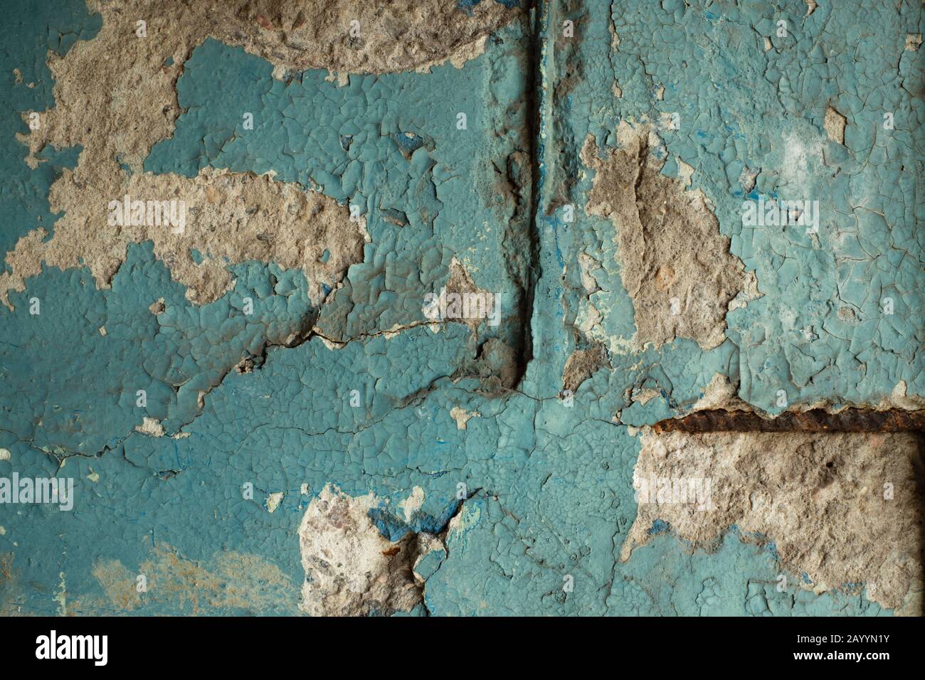 Dettaglio Primo Piano Vista Della Superficie Della Parete In Cemento Con Barre Di Armatura Rusty E Grana Grossa Della Vernice Per Pelatura Foto Stock