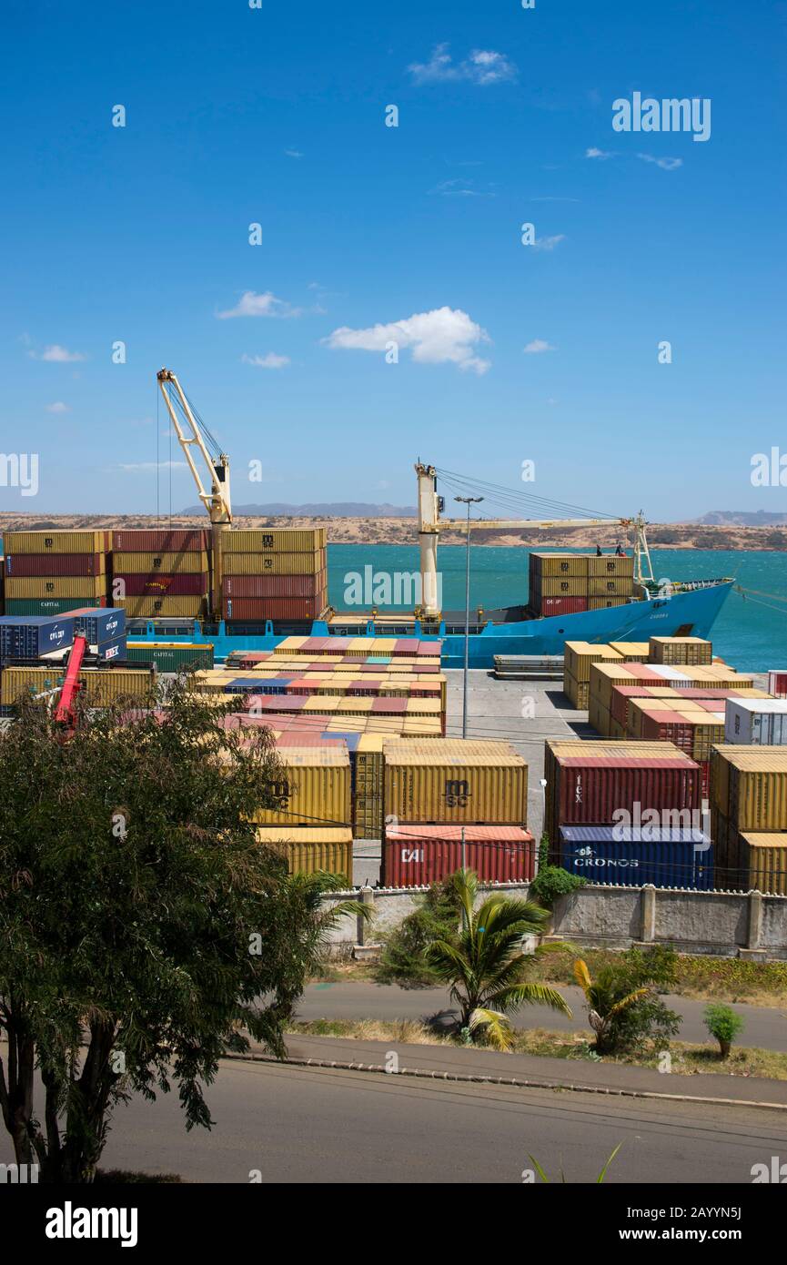 Nave con container caricata nel porto di Antsiranana (Diego Suarez), Madagascar. Foto Stock