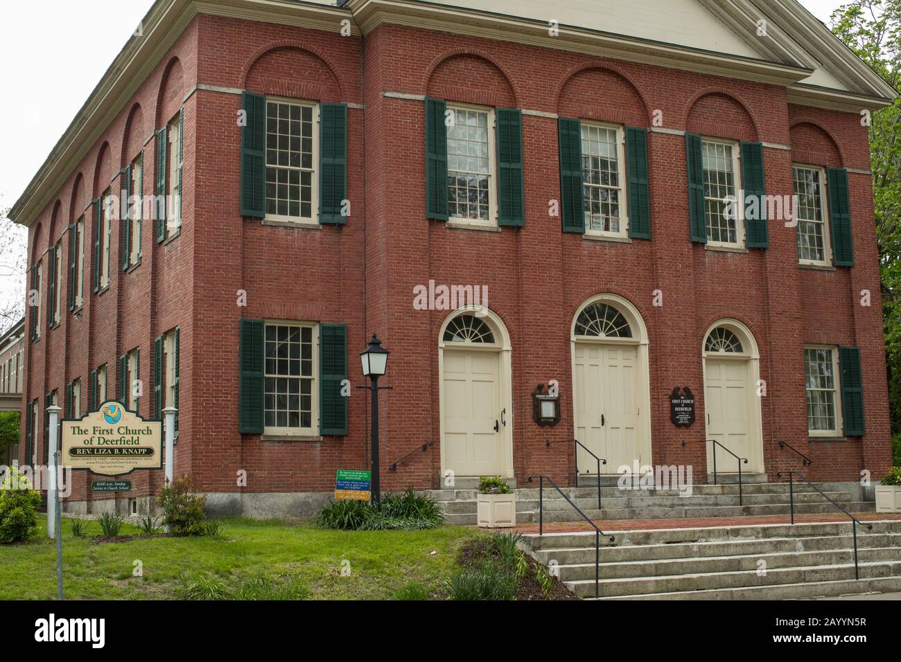 Prima Chiesa di Deerfield, Massachusetts, nel centro storico della città. Edifici in mattoni rossi adornano questa strada principale nello storico Deerfield, Massachusetts. Foto Stock