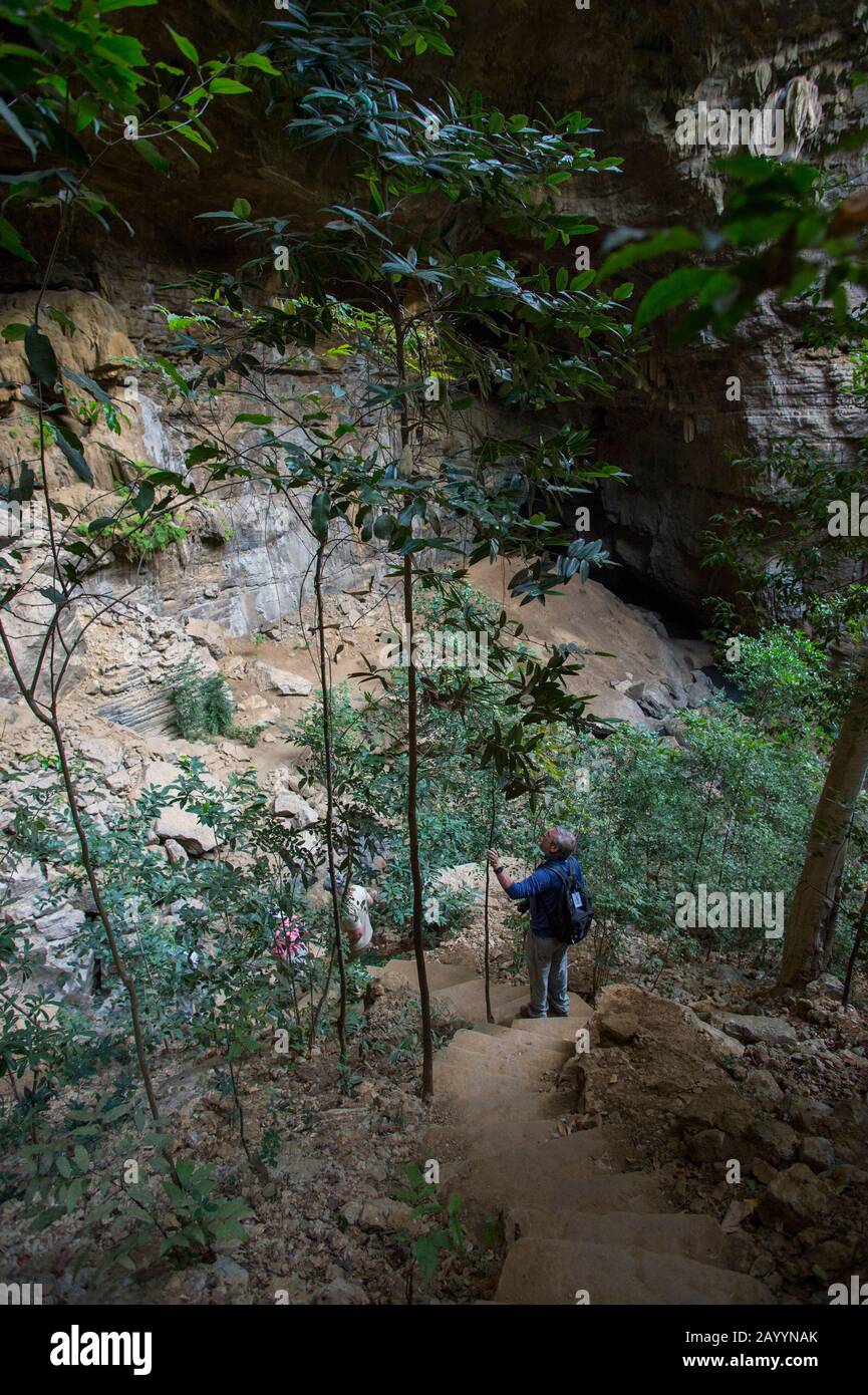I turisti che scendono verso la grotta calcarea Nella Riserva di Ankarana nel Madagascar settentrionale. Foto Stock