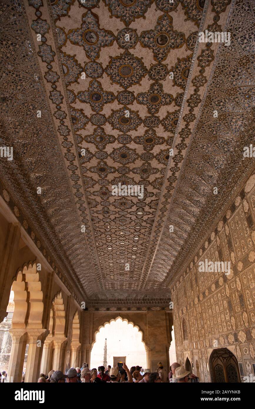 Visitatori e turisti esplorano l'antico Forte d'Ambra ad Amer, Rajasthan, India. Foto Stock