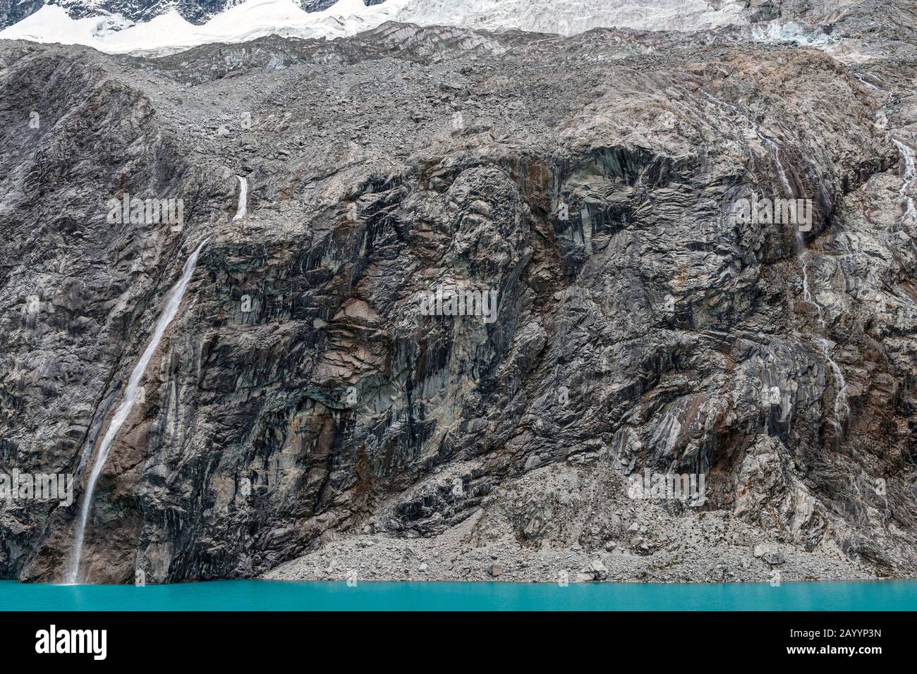 Vista della parete rocciosa montagnosa sopra Laguna 69 nella catena montuosa della Cordillera Blanca vicino a Huaraz nel Perù settentrionale. Foto Stock