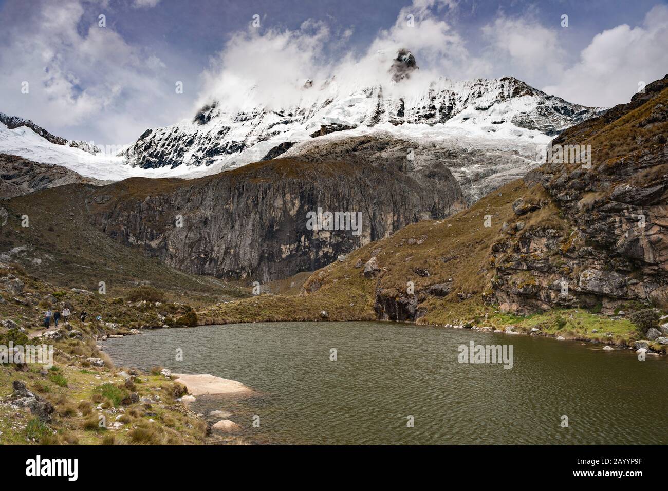 Lago sulla Laguna 69 escursione nella Cordillera Blanca montagne nel Perù settentrionale. Foto Stock