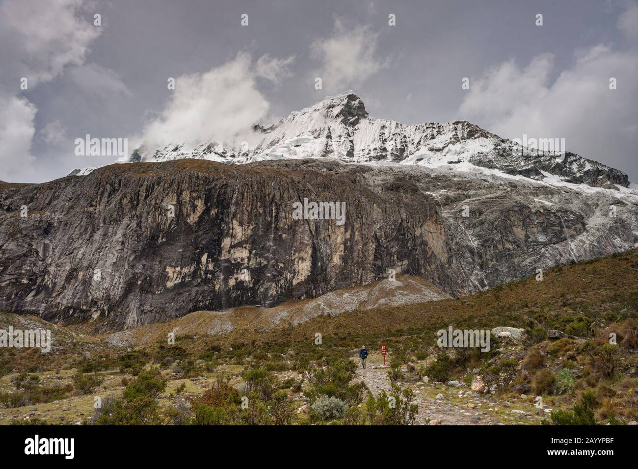 Escursionista sulla Laguna 69 escursione nella Cordillera Blanca catena montuosa nel nord del Perù. Foto Stock