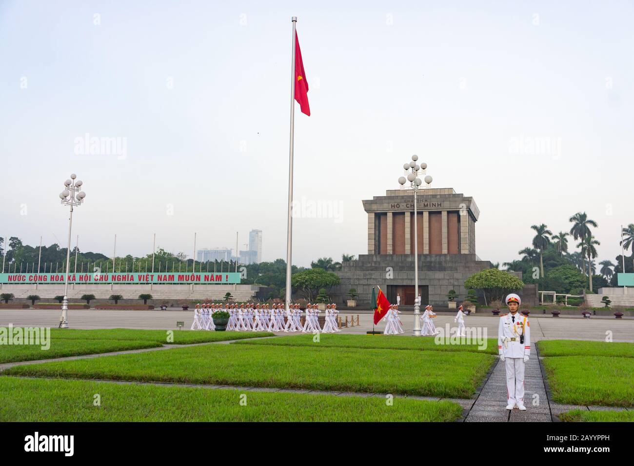 Hanoi, Vietnam, 12 Ottobre 2019. Mausoleo Di Ho Chi Minh. Cerimonia mattutina all'alba. Evento di segnalazione. Protezione da marciando Foto Stock