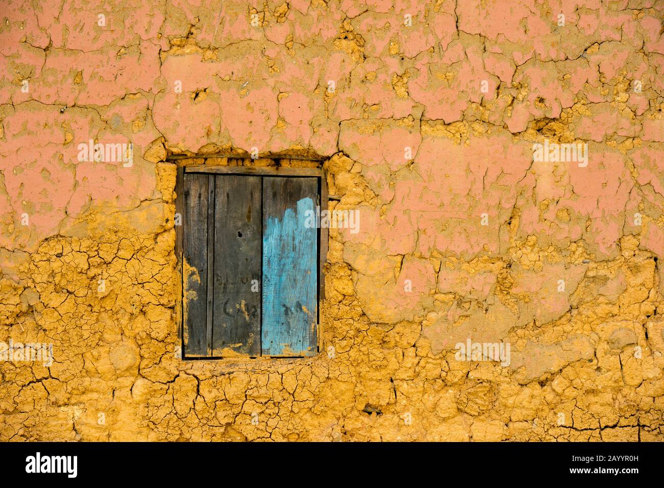 Dettaglio tradizionale casa colonica muro con finestra lungo la strada statale n. 2 a est di Antananarivo, vicino a Moramanga, Madagascar. Foto Stock