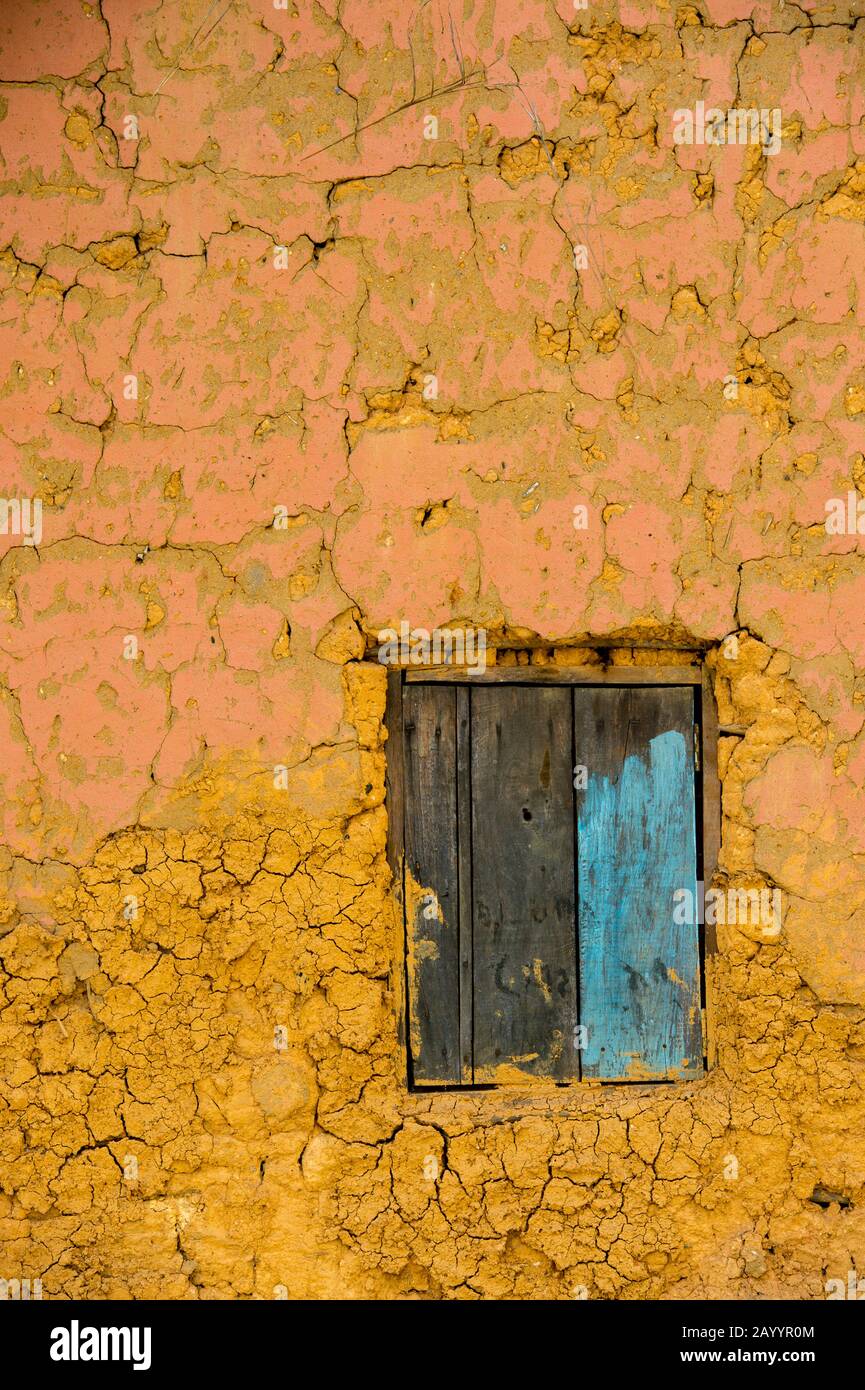 Dettaglio tradizionale casa colonica muro con finestra lungo la strada statale n. 2 a est di Antananarivo, vicino a Moramanga, Madagascar. Foto Stock