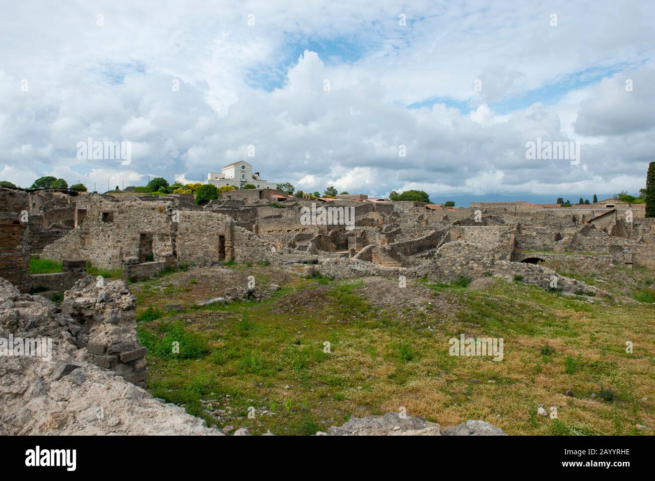 Panoramica dal grande teatro di Pompei vicino alla Napoli moderna nella regione italiana della Campania. Foto Stock