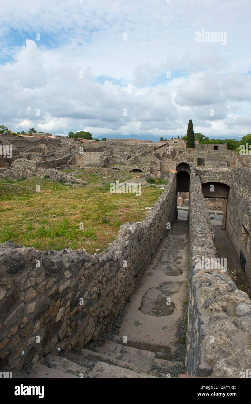 Panoramica dal grande teatro di Pompei vicino alla Napoli moderna nella regione italiana della Campania. Foto Stock