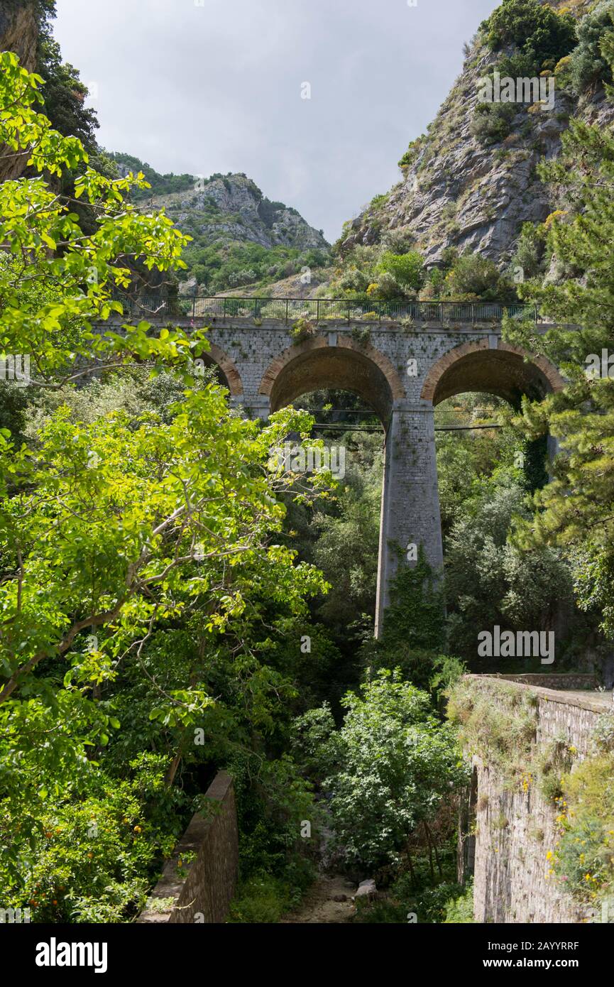 Ponte stradale costiero a Praiano, una comunità della provincia di Salerno nella regione Campania del sud-ovest Italia e si trova sulla Costiera Amalfitana. Foto Stock