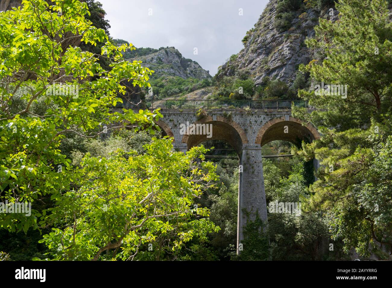 Ponte stradale costiero a Praiano, una comunità della provincia di Salerno nella regione Campania del sud-ovest Italia e si trova sulla Costiera Amalfitana. Foto Stock