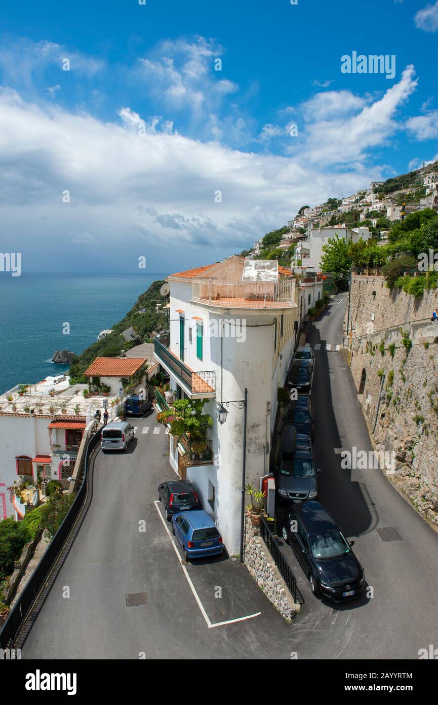 La strada costiera lungo la Costiera Amalfitana è molto stretta come si vede qui a Praiano, una comunità della provincia di Salerno nella regione Campania del sud Foto Stock
