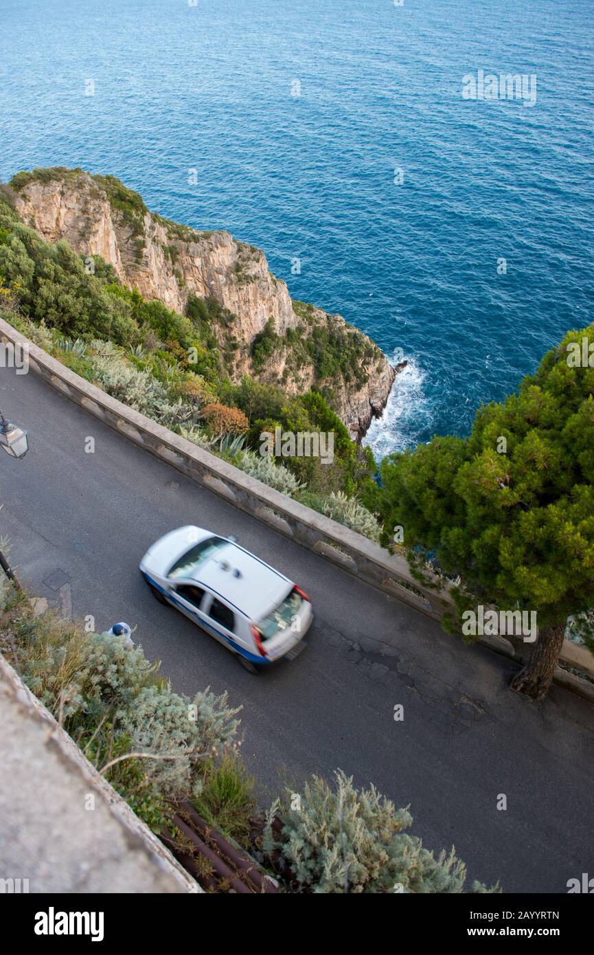 La strada costiera lungo la Costiera Amalfitana è molto stretta come si vede qui a Praiano, una comunità della provincia di Salerno nella regione Campania del sud Foto Stock