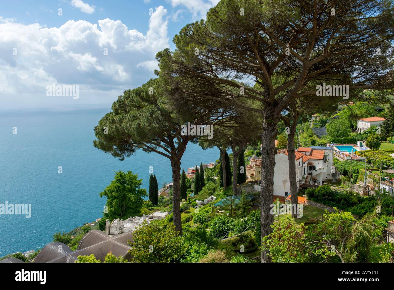 Vista sul Mar Mediterraneo e i pini di Umbrella dal giardino di Villa Rufolo a Ravello, sulla Costiera Amalfitana, Italia. Foto Stock