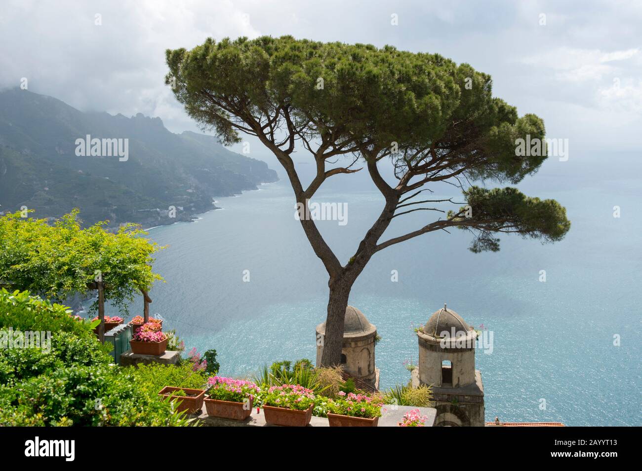 Vista sul Mar Mediterraneo e sulla pineta di Umbrella dal giardino di Villa Rufolo a Ravello, sulla Costiera Amalfitana. Foto Stock