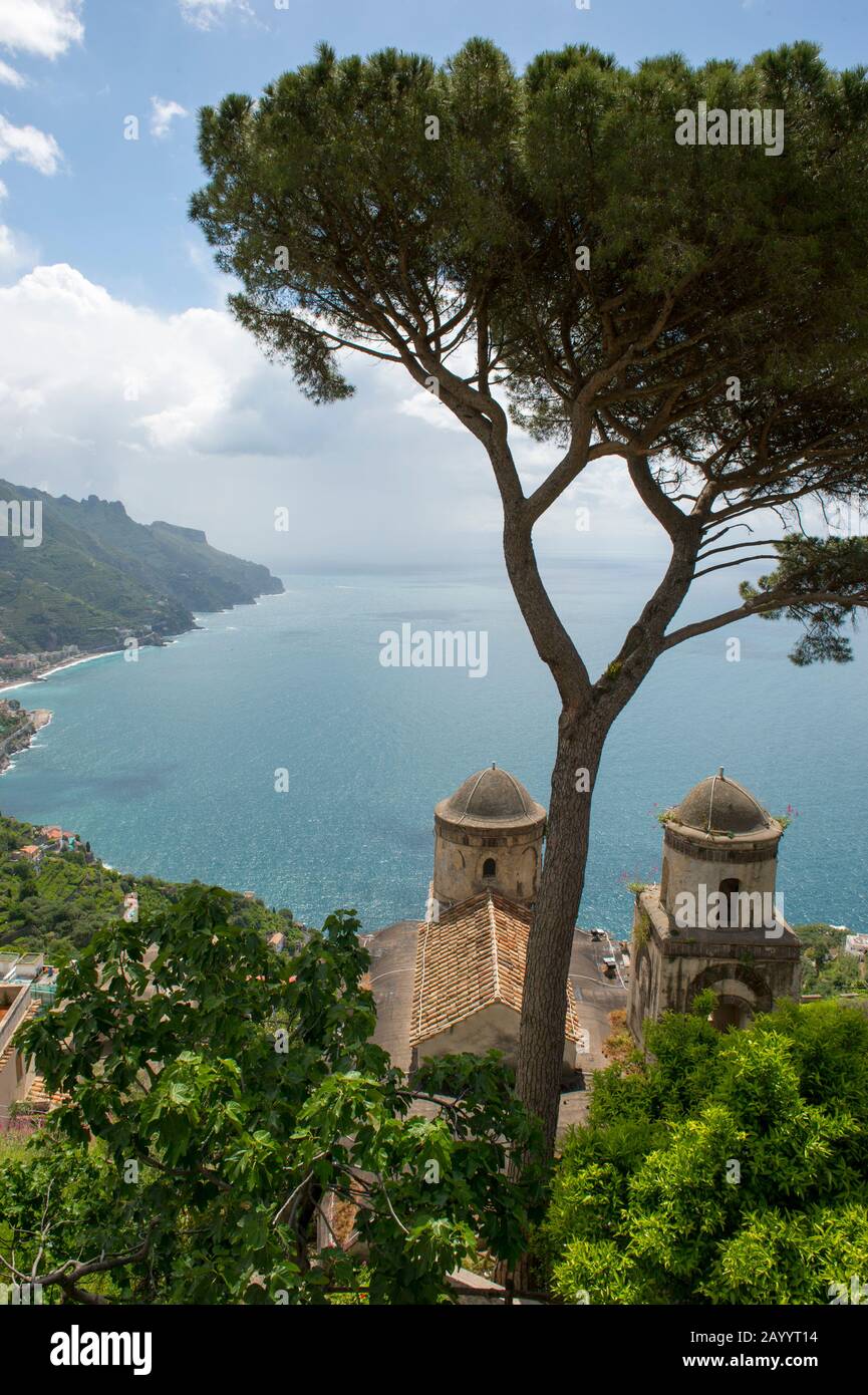 Vista sul Mar Mediterraneo e sulla pineta di Umbrella dal giardino di Villa Rufolo a Ravello, sulla Costiera Amalfitana. Foto Stock