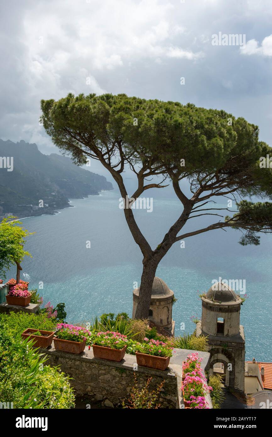 Vista sul Mar Mediterraneo e sulla pineta di Umbrella dal giardino di Villa Rufolo a Ravello, sulla Costiera Amalfitana. Foto Stock