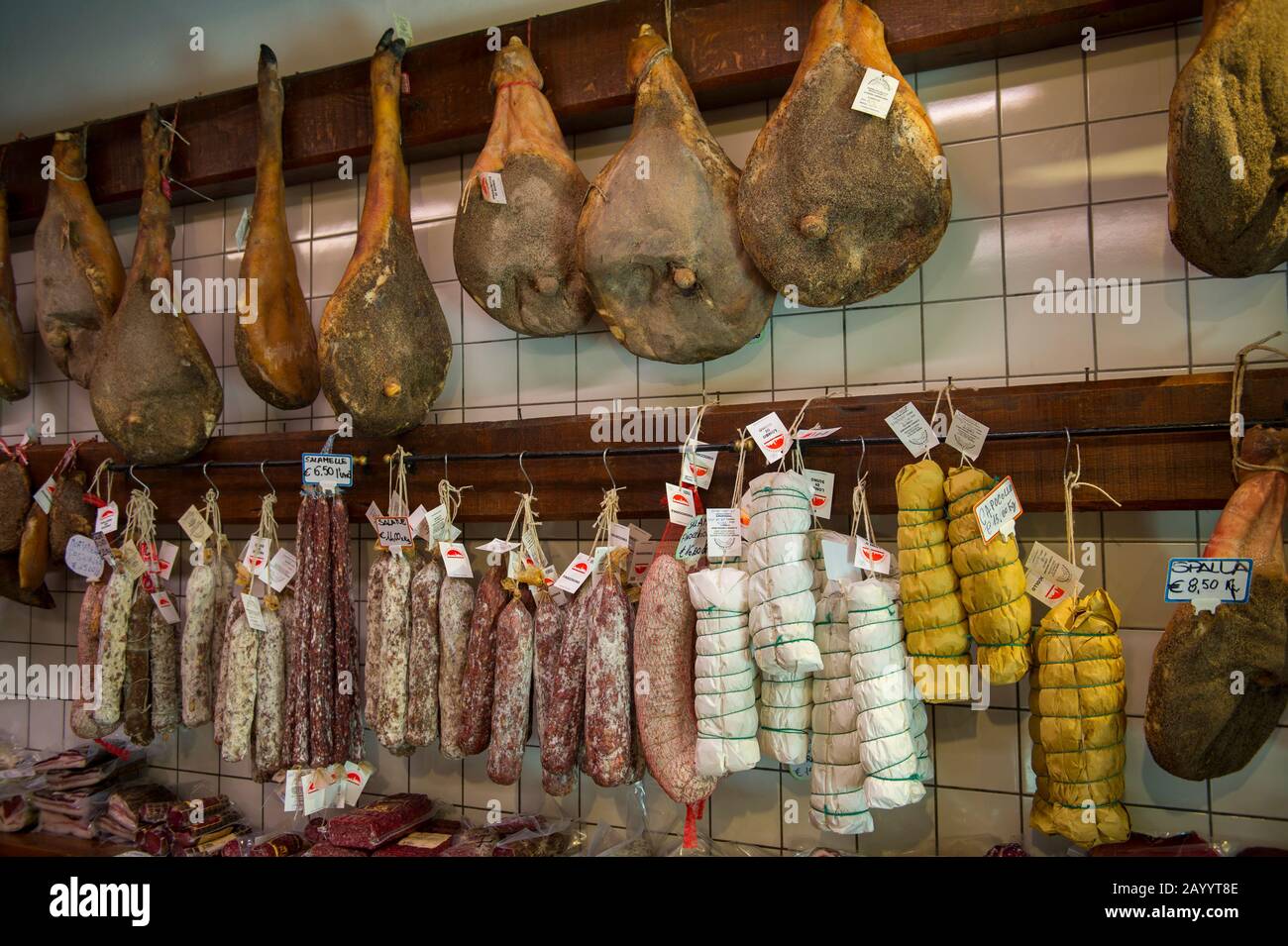 All'interno di un negozio specializzato che espone salsicce e prosciutti a Pienza, Val d'Orcia, Toscana, Italia. Foto Stock