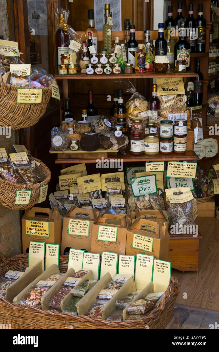 All'interno di un negozio specializzato che espone specialità locali della regione di Pienza, Val d'Orcia, Toscana, Italia. Foto Stock