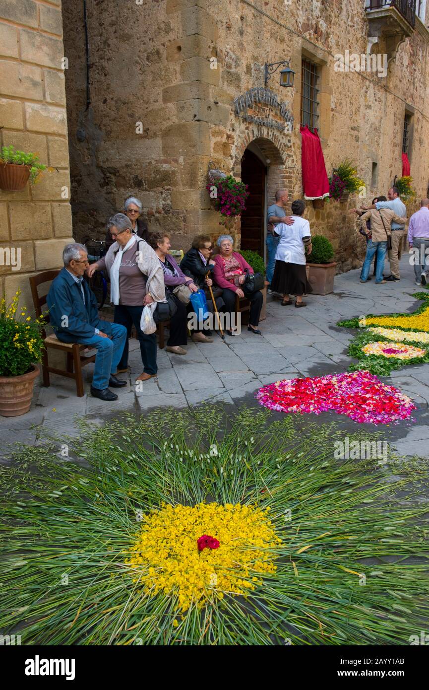 Persone in attesa della processione in strada decorata con fiori per la festa del Corpus Domini, un'osservanza cattolica che onora la Santa Eucharis Foto Stock