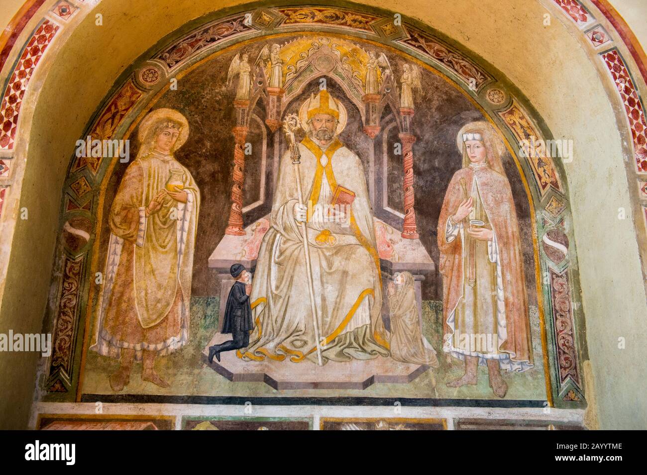 Pitture murali all'interno della chiesa romana del borgo medievale di Monticchiello in Val d'Orcia vicino Pienza in Toscana. Foto Stock