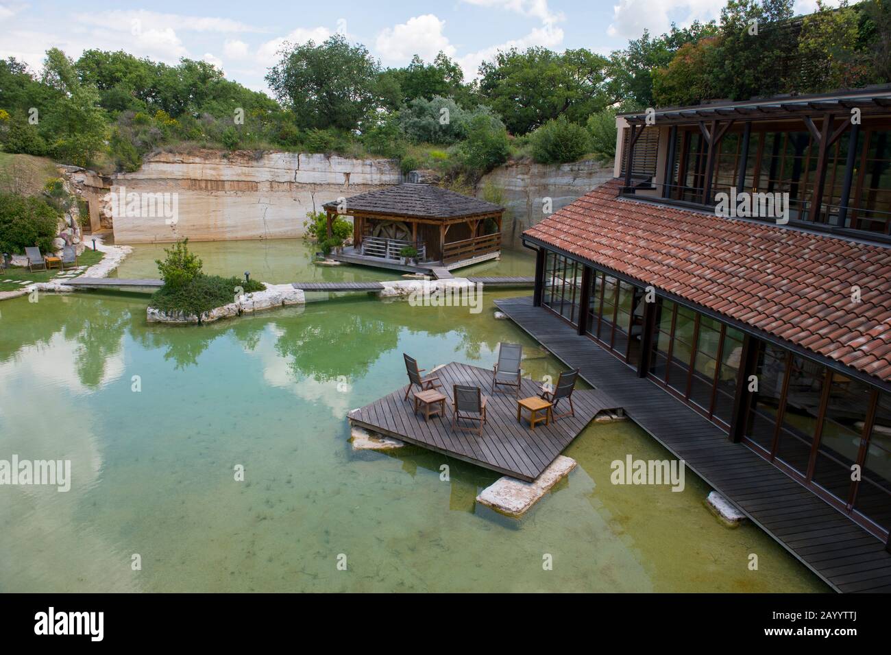 Piscina termale all'Adler Thermae Spa & Relax Resort a bagno Vignoni, vicino a San Quirico in Val d'Orcia vicino a Pienza in Toscana. Foto Stock