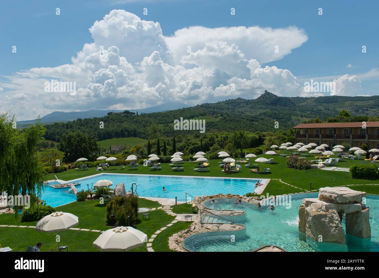 Piscina termale all'Adler Thermae Spa & Relax Resort a bagno Vignoni, vicino a San Quirico in Val d'Orcia vicino a Pienza in Toscana. Foto Stock