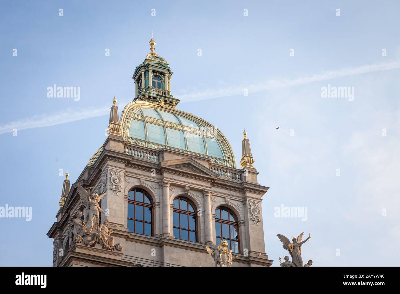 Cupola sulla facciata principale del Museo Nazionale di Praga, Repubblica Ceca, durante un pomeriggio di sole. Chiamato anche Narodni Muzeum, è uno dei principali Foto Stock