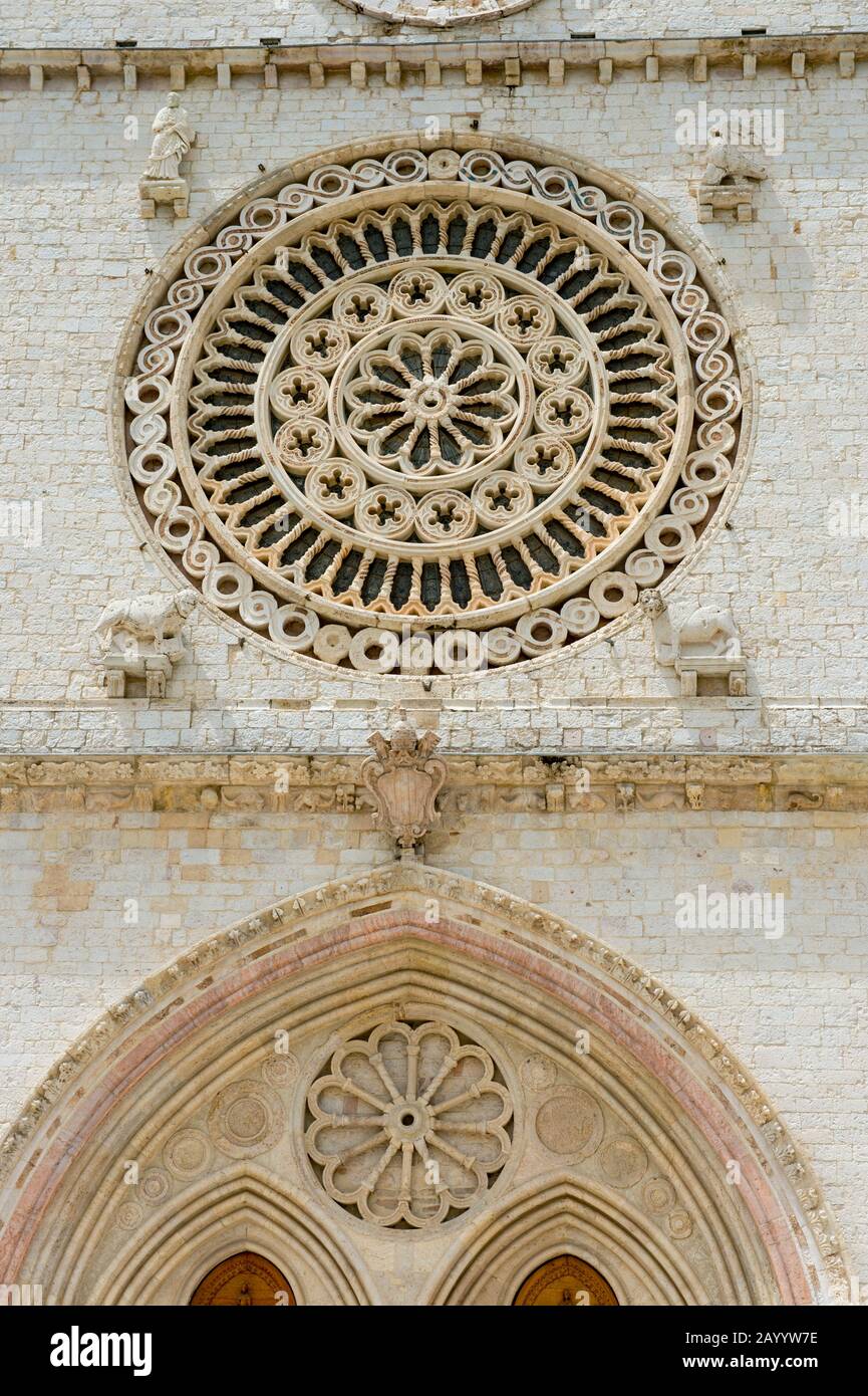 Particolare della facciata con la rosetta della Basilica Papale di San Francesco d'Assisi è la chiesa madre Dell'Ordine Cattolico Romano dei Frati Mi Foto Stock