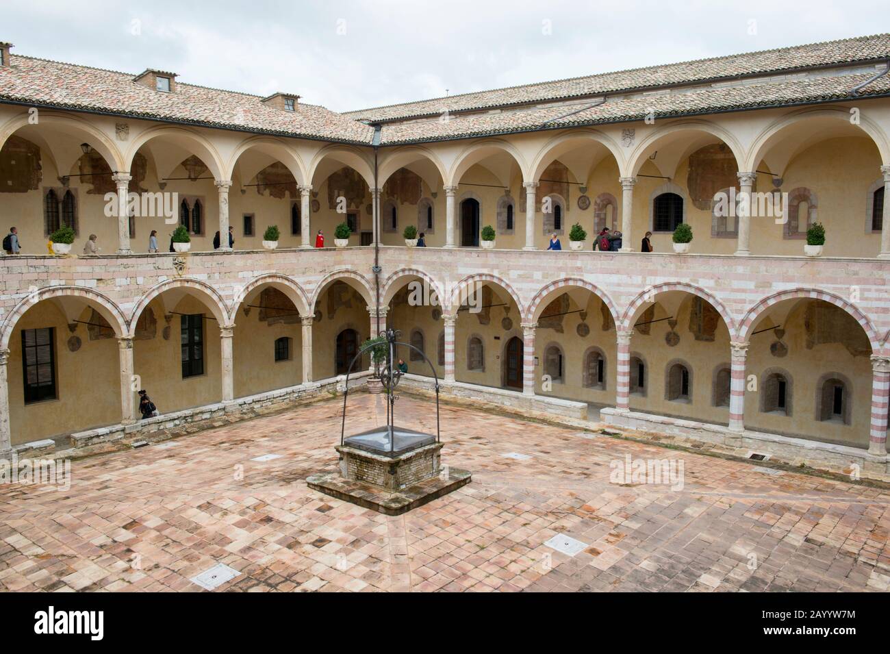Il convento sacro, con le sue imponenti mura con 53 archi romanici, sorge accanto alla Basilica Papale di San Francesco d'Assisi, ad Assisi, Umb Foto Stock