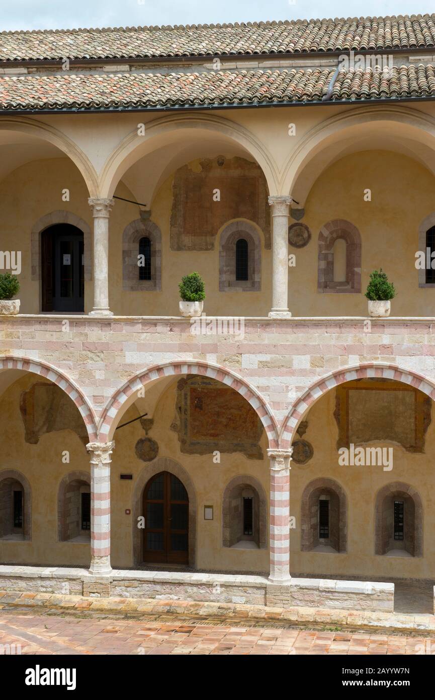 Il convento sacro, con le sue imponenti mura con 53 archi romanici, sorge accanto alla Basilica Papale di San Francesco d'Assisi, ad Assisi, Umb Foto Stock