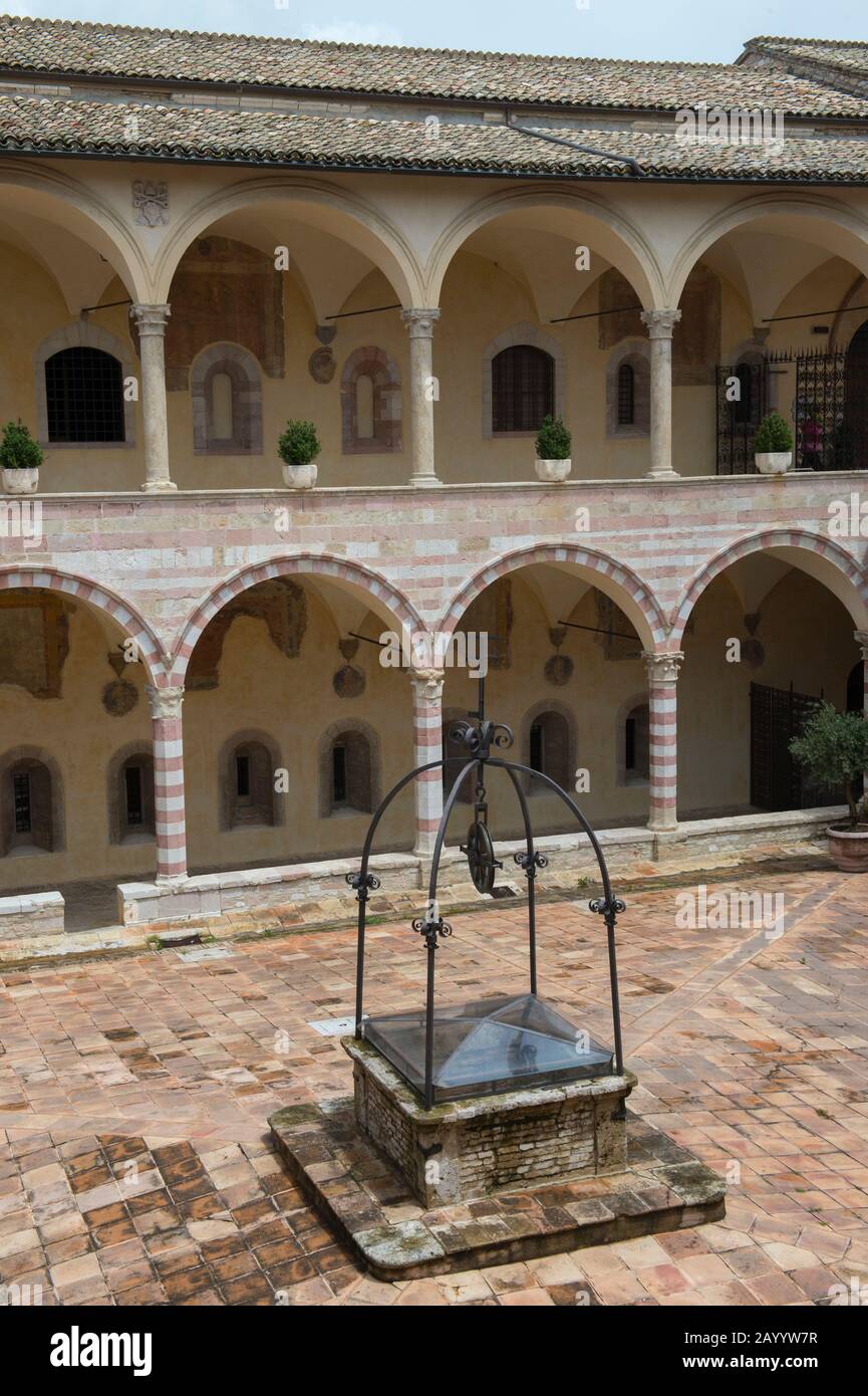 Il convento sacro, con le sue imponenti mura con 53 archi romanici, sorge accanto alla Basilica Papale di San Francesco d'Assisi, ad Assisi, Umb Foto Stock