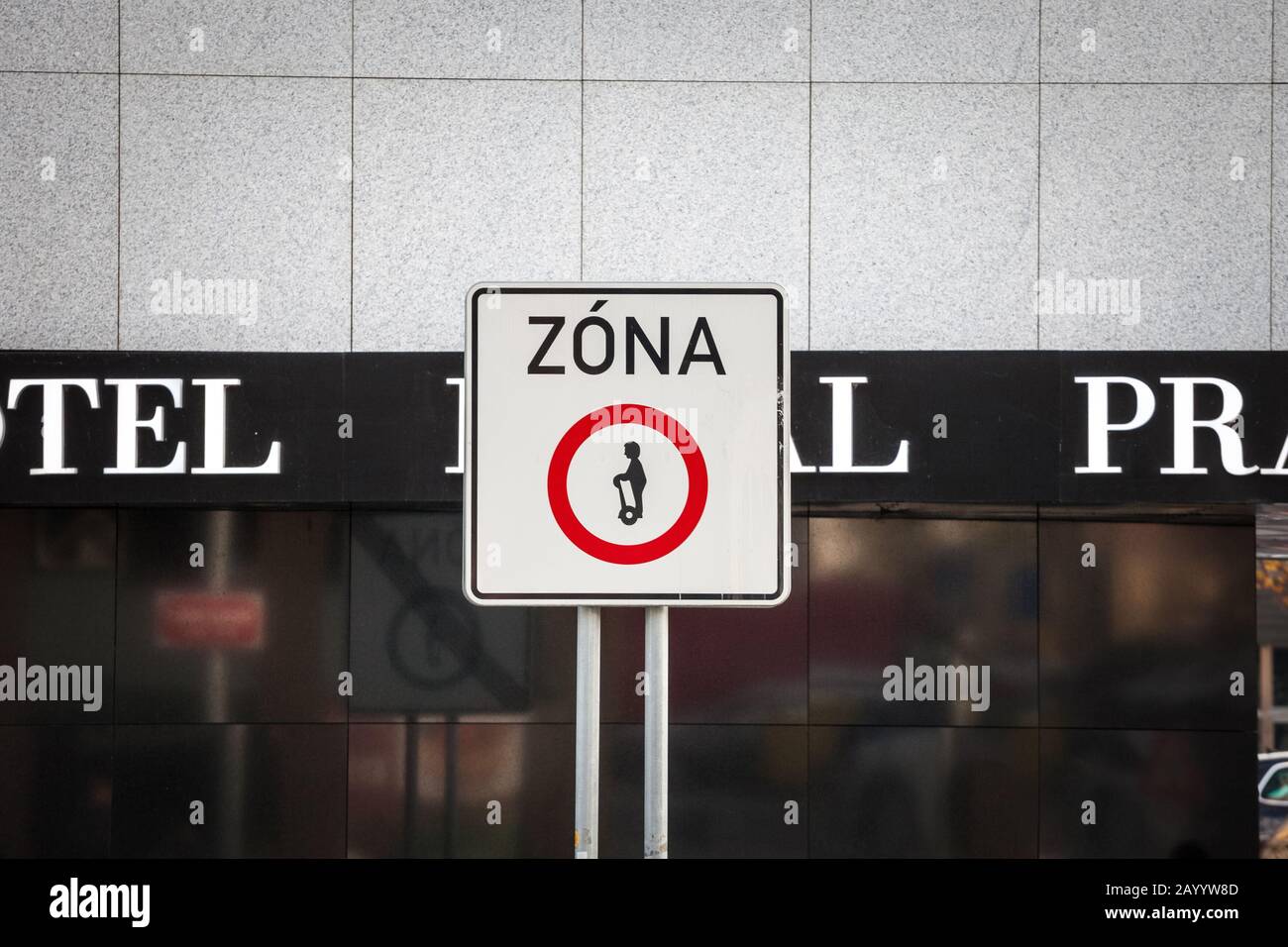 Praga, CECHIA - 1 NOVEMBRE 2019: Nessun cartello Segway, un cartello con una croce rossa sopra un cartello che mostra lo scooter, proibendo i segway per guidare nelle aree Foto Stock