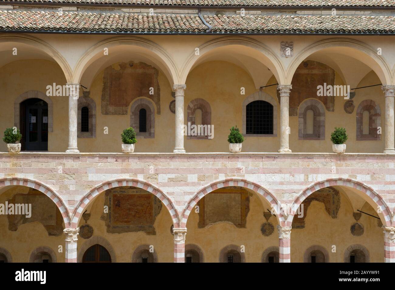 Il convento sacro, con le sue imponenti mura con 53 archi romanici, sorge accanto alla Basilica Papale di San Francesco d'Assisi, ad Assisi, Umb Foto Stock
