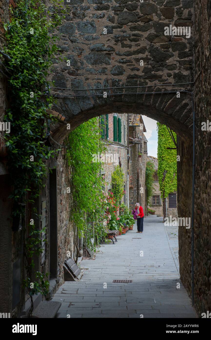 Donna locale nel borgo fortificato di Montefioralle in Toscana, Italia, vicino alla città di Greve in Chianti. Foto Stock