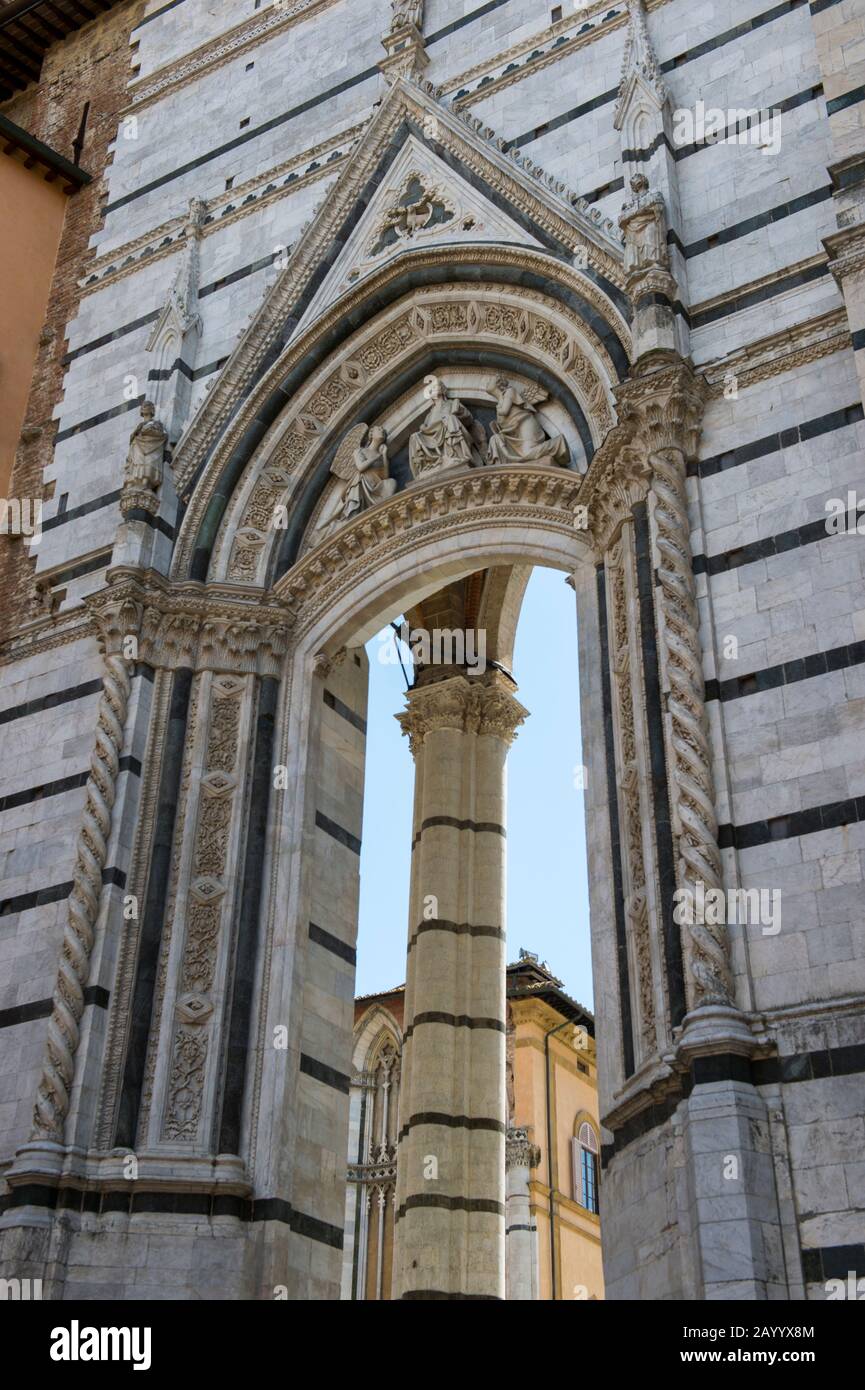 Particolare dell'architettura del Duomo di Siena, chiesa medievale di Siena, dedicata fin dai primi giorni come chiesa mariana cattolica romana, Foto Stock