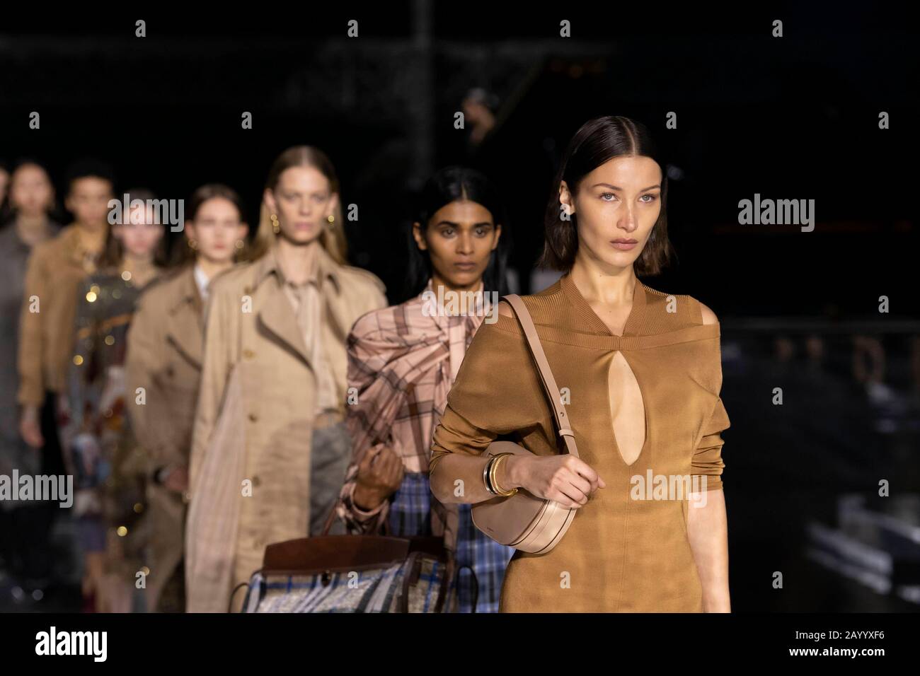 Bella Hadid al BURBERRY AW20 Runway durante la settimana della Moda di Londra Febbraio 2020 - Londra, UK 17/02/2020 | utilizzo in tutto il mondo Foto Stock