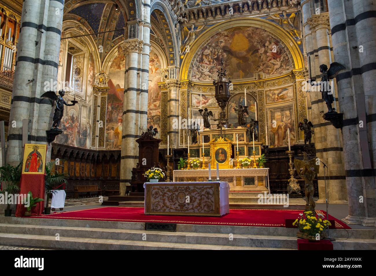 Veduta dell'altare della Cattedrale di Santa Maria di Siena, meglio conosciuta come il Duomo, a Siena, Toscana, Italia. Foto Stock