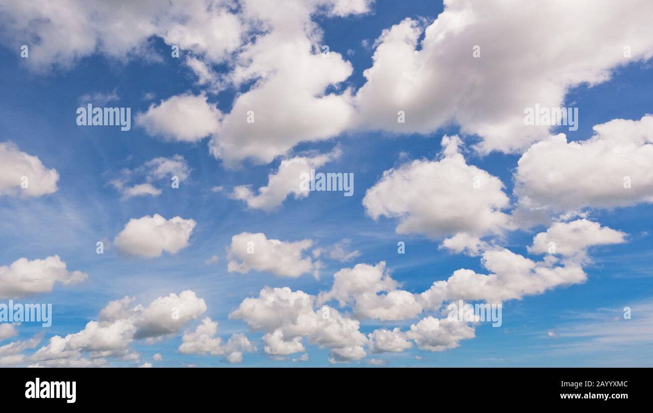 Cielo blu e nuvole bianche Foto Stock