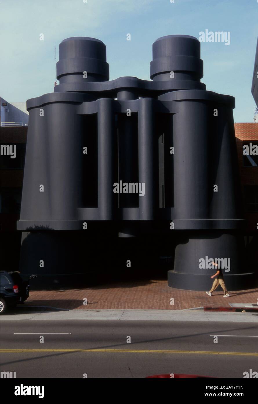 Grande binocolo di fronte a Chiatt Day Advertising a Venezia, CA design di Frank Gehry architetto, circa 1990s Foto Stock