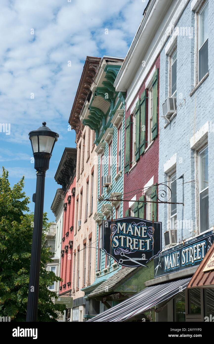 Case di mattoni lungo Warren Street nella città di Hudson sul fiume Hudson nello Stato di New York, Stati Uniti. Foto Stock