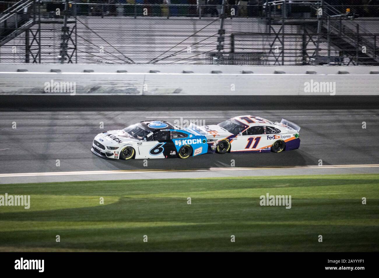 Daytona, Stati Uniti. 17th Feb, 2020. Ryan Newman (6) guida con aiuto da una spinta da un eventuale vincitore Denny Hamlin con circa 20 giri per andare durante la 62nd Daytona 500, il Lunedi, 17 febbraio 2020 a Daytona, Florida. Foto di Edwin Locke/UPI Credit: UPI/Alamy Live News Foto Stock