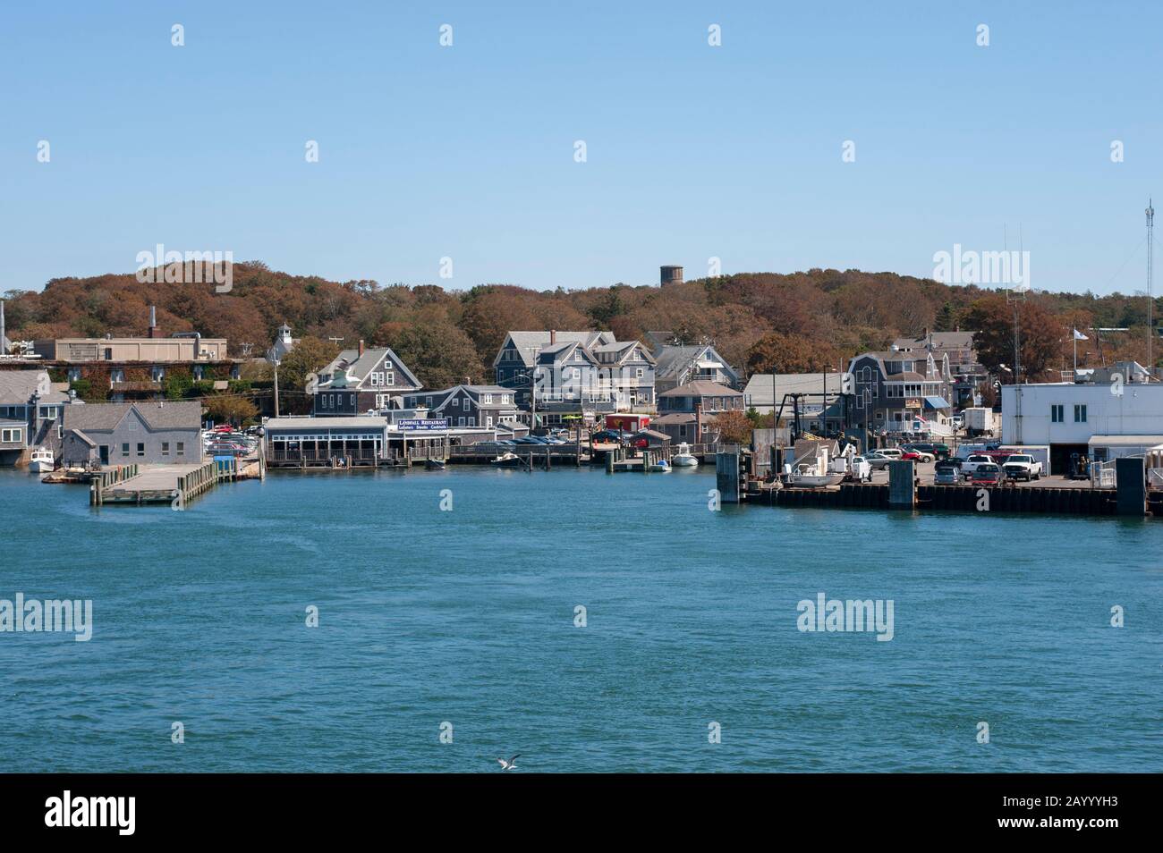 Vista dal traghetto del villaggio di Woods Hole a Cape Cod in Massachusetts, Stati Uniti. Foto Stock
