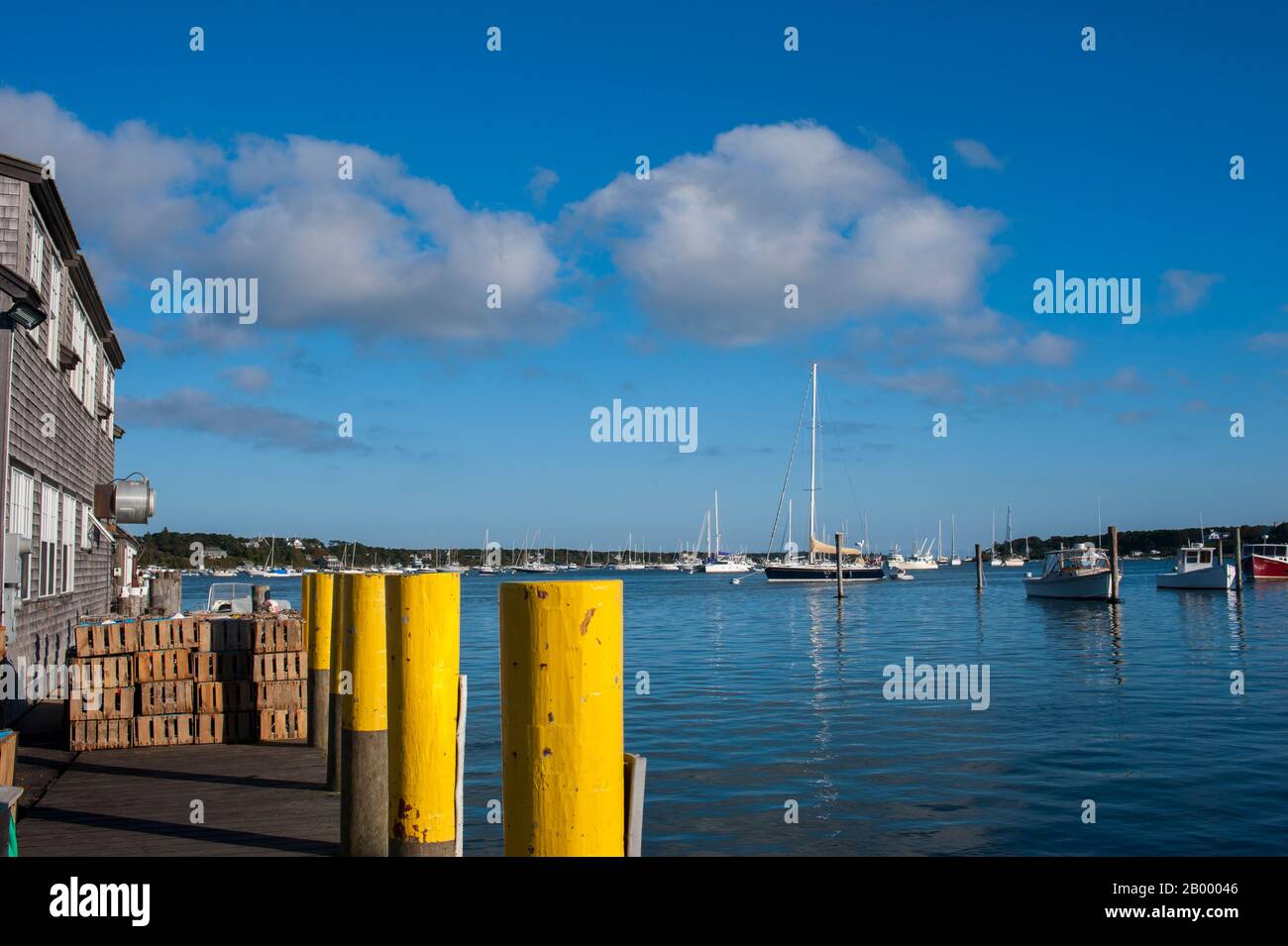 Vista da un molo della baia con le barche a Edgartown sulla Martha's Vineyard, Massachusetts, Stati Uniti. Foto Stock