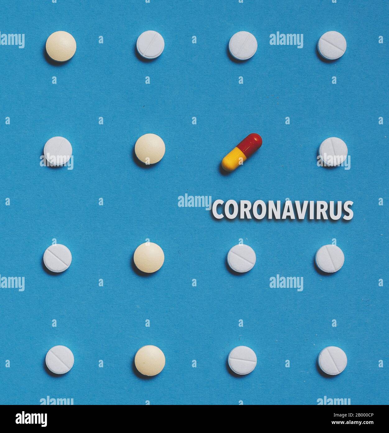 Focolaio di infezione da coronavirus 2019-nCoV in Cina. Farmaci per lo sviluppo di vaccini, pillole con testo su sfondo blu concetto Foto Stock