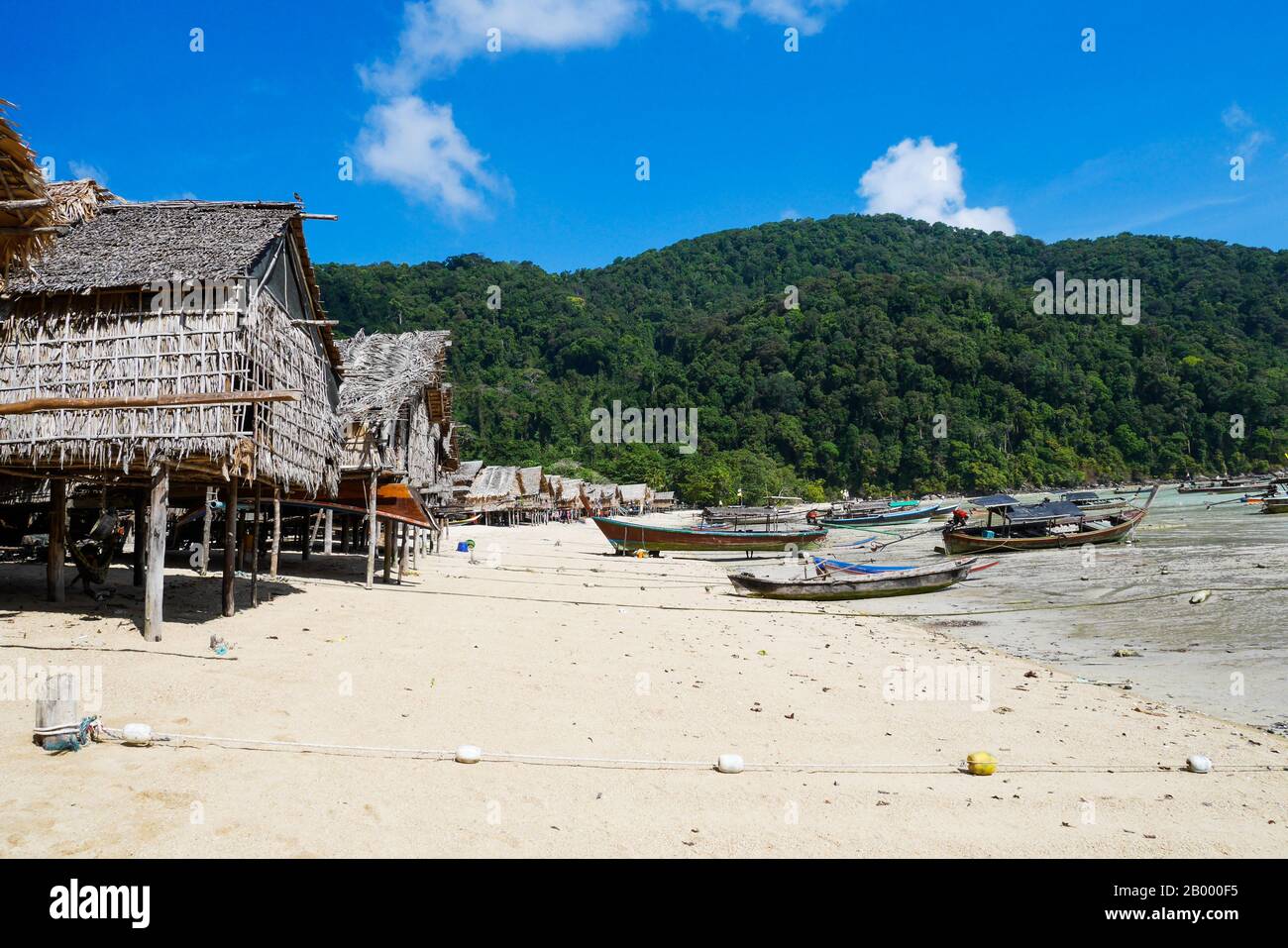 Il Villaggio Zingaro Del Mare Di Moken A Koh Surin Sul Parco Nazionale Mu Ko Surin, Isole Surin Della Thailandia. Foto Stock