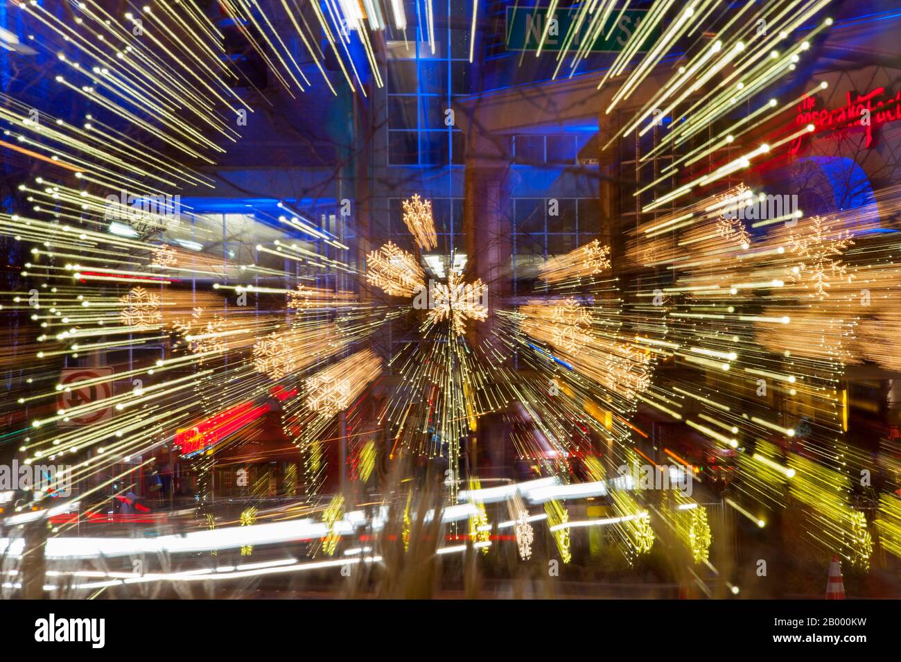 Una foto notturna delle decorazioni natalizie di Snowflake Lane a Bellevue Square nel centro di Bellevue, Washington state, Stati Uniti. Foto Stock