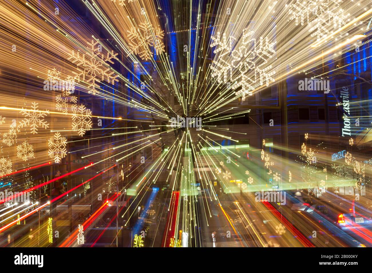 Una foto notturna delle decorazioni natalizie di Snowflake Lane a Bellevue Square nel centro di Bellevue, Washington state, Stati Uniti. Foto Stock