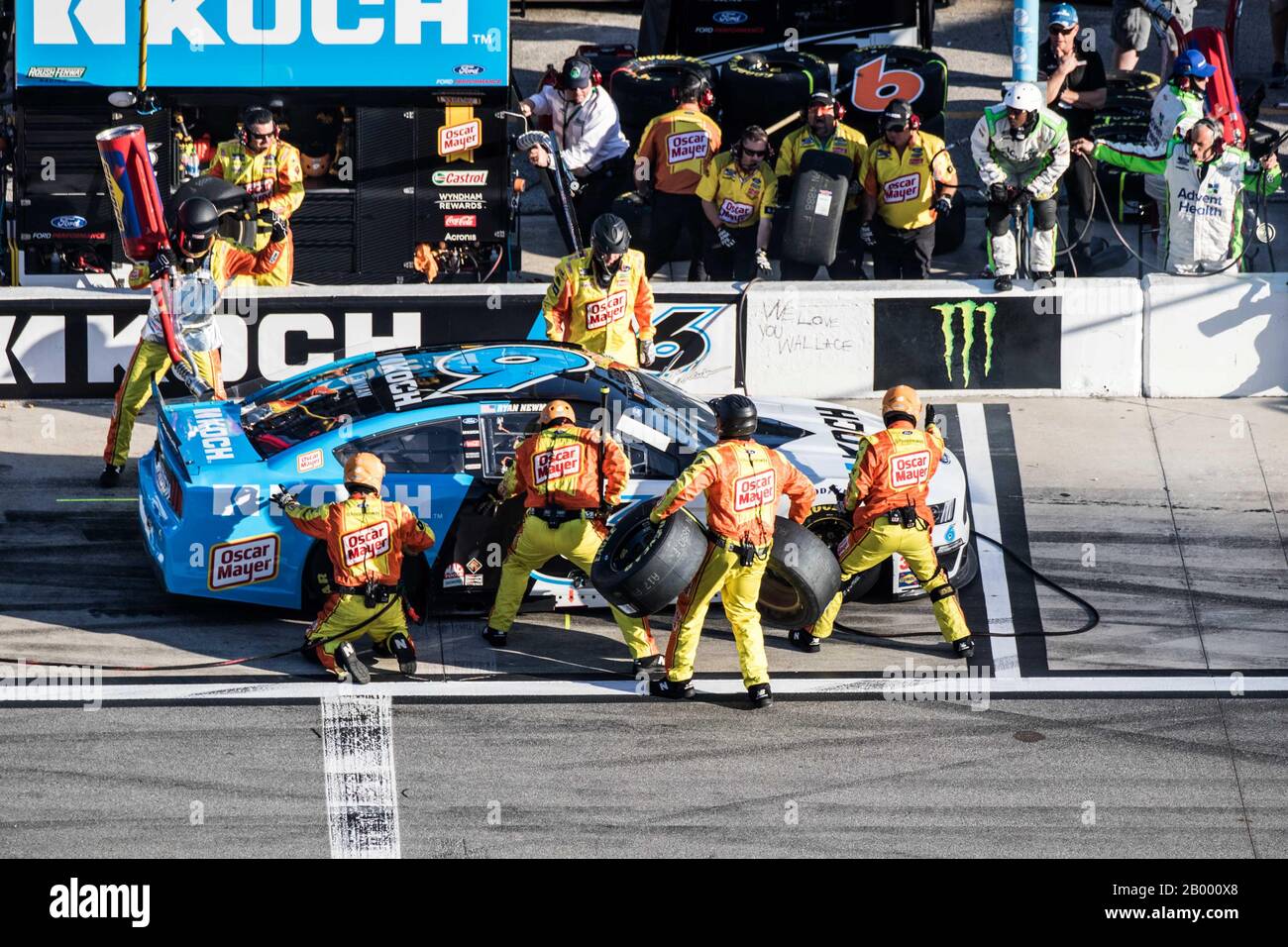Daytona, Stati Uniti. 17th Feb, 2020. Ryan Newman fa una sosta ai box all'inizio della 62nd Daytona 500, lunedì 17 febbraio 2020 a Daytona, Florida. Foto di Edwin Locke/UPI Credit: UPI/Alamy Live News Foto Stock